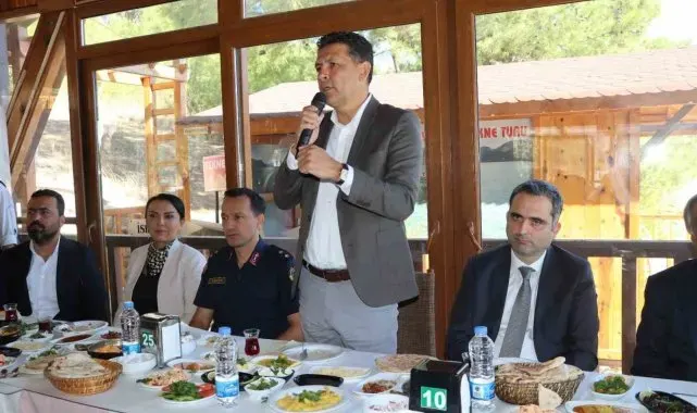 Kozan'da muhtarlar ilçe yöneticileri ile bir araya geldi