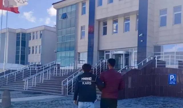 Kars'ta otomobil tavanına saklanan uyuşturucu Şila'ya takıldı