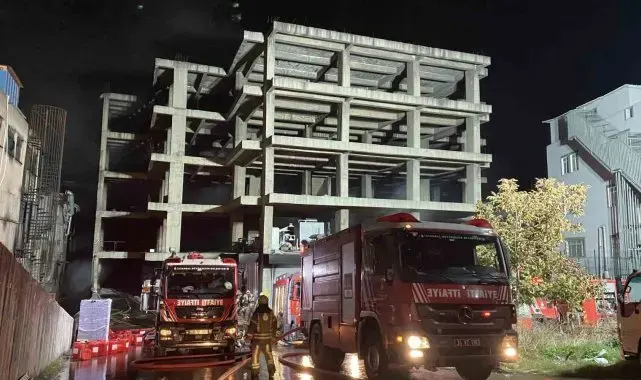 Zeytinburnu'nda iş merkezindeki yangını söndürme çalışmaları 13 saattir sürüyor