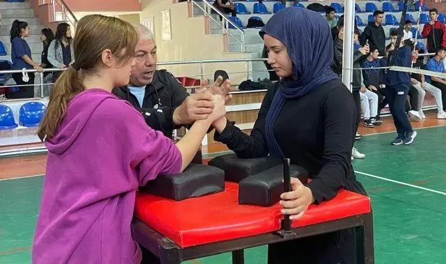 Salihli'de 29 Ekim öncesi bilek güreşi turnuvası