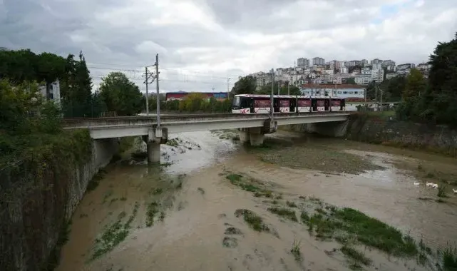 Samsun'da etkili olan sağanak, akarsuları coşturdu