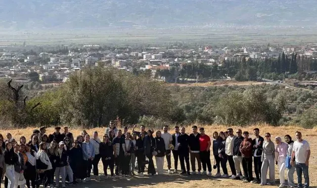 Atça'da öğrencilerden doğa yürüyüşü