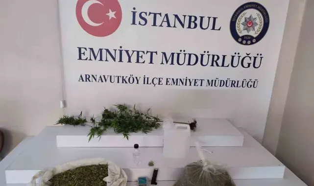 Arnavutköy'de şüpheli araçtan ve evden uyuşturucu çıktı: 3 gözaltı