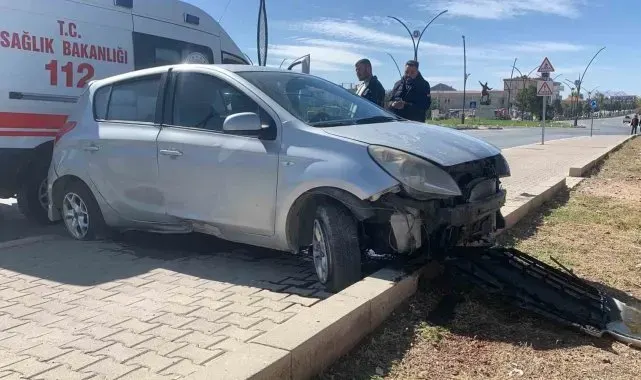 Otomobil karşı şeride geçerek kaldırıma çıktı: 1 yaralı