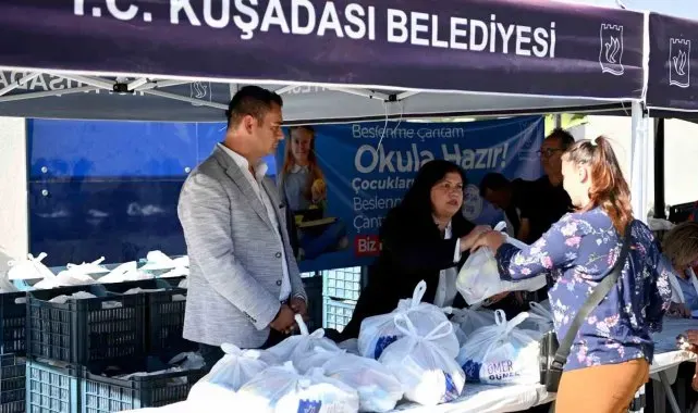 Kuşadası Belediyesi'nin beslenme çantası desteği başladı