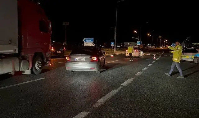 Heyelandan kapanan Erzincan-Sivas kara yolu yeniden ulaşıma açıldı