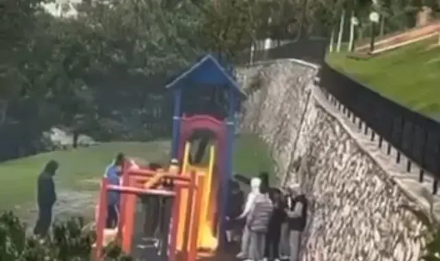 Çocuk parkında kaydırağı yakıp sohbet ettiler