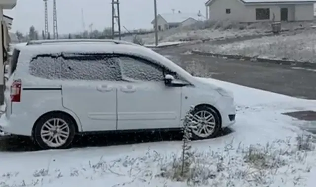 Başkale'de kar yağdı, araçlar yolda kaldı