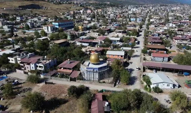 Hatay'da altın sarısı kubbesi ve çinileriyle Kubbetü's-Sahra'yı andıran cami, mest ediyor