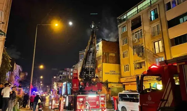 Eyüpsultan'da korkutan yangın: Apartmanın çatısı alev alev yandı
