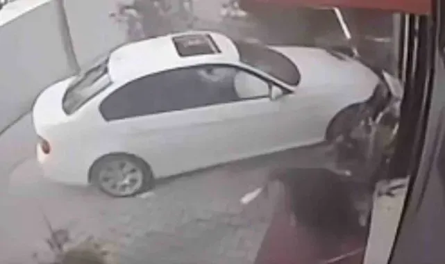 Otomobil güzellik merkezine daldı, 2 kişi aracın altında kaldı