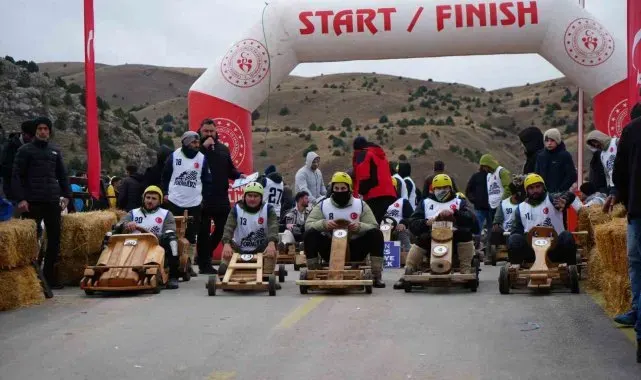 Erzincan'da Formulaz tahta araba yarışları düzenlendi