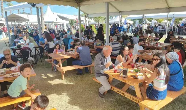 Festivalin en minik ziyaretçisi Adana kebabı ile avutuldu