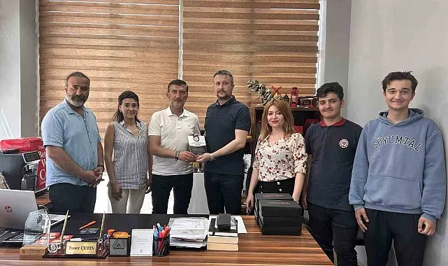 Bergama'da Türkçe isimli iş yerlerine teşekkür plaketi