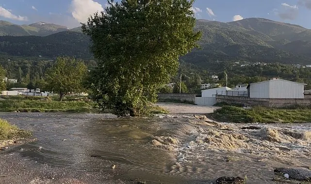Dere yatağında su yükseldi, köprü çöktü…
