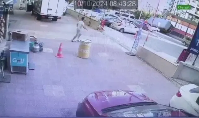 İzmir'de polisten kaçan tır sürücüsü, 2 aracı ezdi; o anlar kamerada