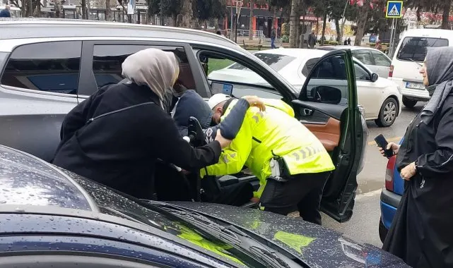 Sakarya'da polisten yürekleri ısıtan hareket: Gördüğü gibi yardıma koştu